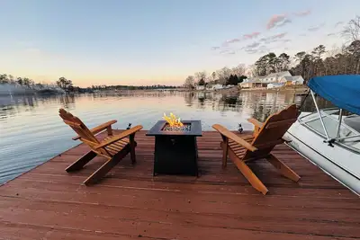 Image de Renovated 2-bedroom farm-style house on Lake Murray. Bring Your Fishing Rod