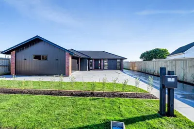 Image de Family home with Game zone and Outdoor fireplace, Sleeps 10.