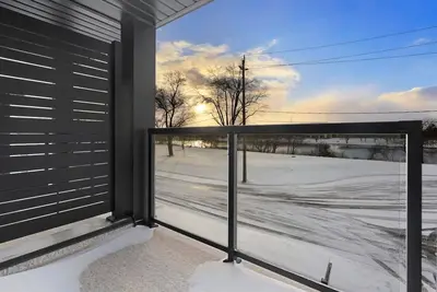 Image de Family Friendly Canal Front 3br with Bbq and Sleeps 8 guests