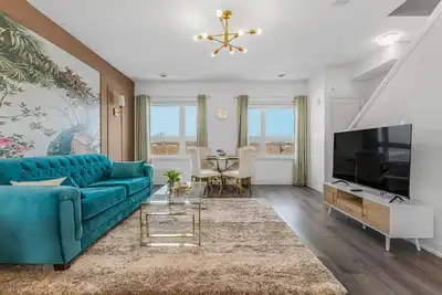 Image de Lux - Designer Penthouse Apt with Rooftop And Parking