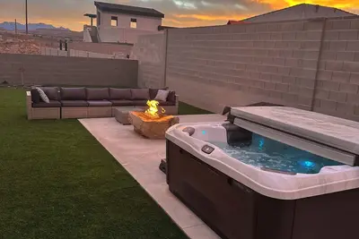 Image de Cozy Casita stay for 2 in Hurricane with hot tub and 65” Tv and WiFi