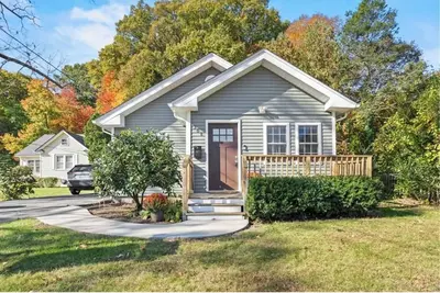 Charming Modern 3-bdrm house. Stroll to Lake Quinsigamond in Worcester