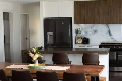 Image de Home Away From Home - Contemporary Sophistication