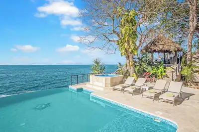 Image de New! 2 Infinity Pools - Oceanfront Luxury Villa
