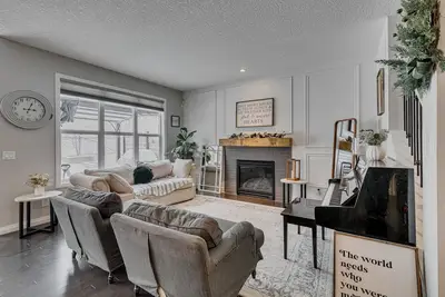 Image de Welcome to Lamont, a tranquil getaway nestled in a quiet neighborhood.