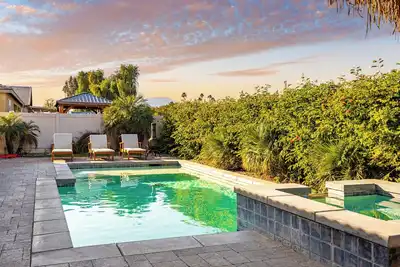 Image de Luxe Indio Stay w/ Pool, Tiki Bar & Fire Pit Near Coachella | Longfellow