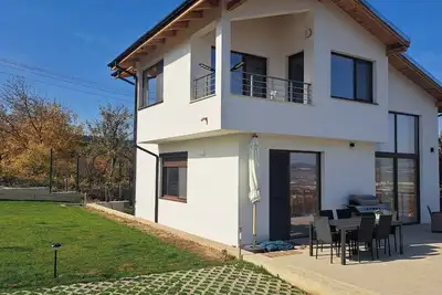 Image de Charming 3-bedroom villa with large veranda stunning Kardzhali city view