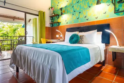 Image de Walk to nearby beach-Great location with easy access-paved road-walk to coffee