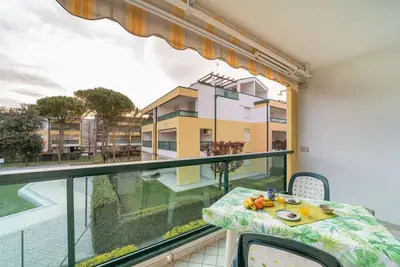 Image de Appartement de vacances moderne en bord de mer avec piscine