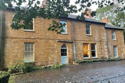 Image de A quiet country retreat in a listed property. Explore and relax.