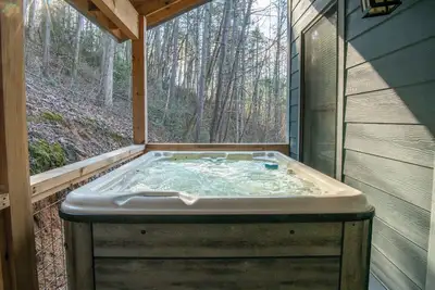 Image de *Charming 3bd Cabin Near Town! Games + Hot Tub! *