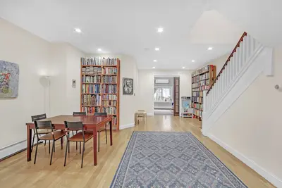 Image de Stylish & Spacious 4-Bedroom Townhouse with A/C and backyard- family friendly!