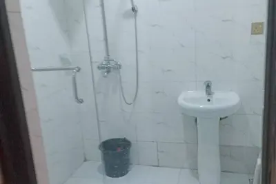 Image de Vitaluxury is a secured apartment with 5min drive to airport with 2hrs power s