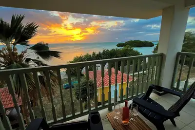 Image de Stunning Beachfront View, 2br/2ba, Pool, King Bed, Ac, Parking, Full Kitchen