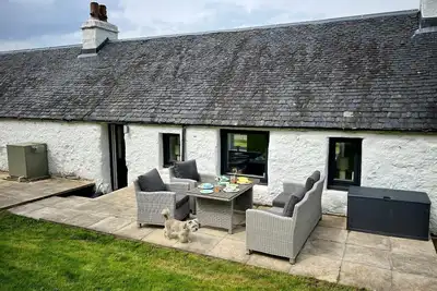 Owl Cottage, dog-friendly 2-bed cottage near Loch Ness