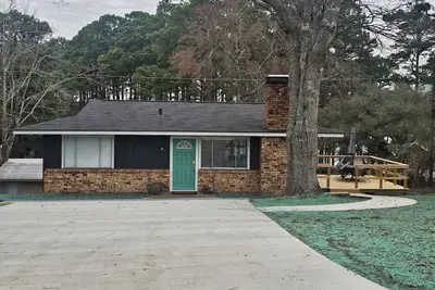 Image de Charming 2-bedroom house in Jefferson with beautiful lake views! !