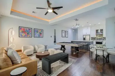 Image de Upscale Home with Patio & Pool Table - Walk to Everything!