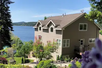 Image de Lakefront Paradise-Sleeps 21+, Dock, Hot Tub, Games, Kayaks, Playground & more!