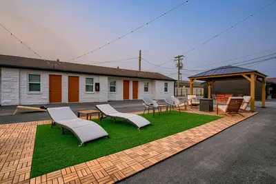 Image de 5 min. to Lincoln's top attractions. 2 Queens, WiFi, pickleball, & outdoor space