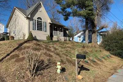 Image de Peaceful 3br, 2ba Mountain and River View - Walk Downtown!