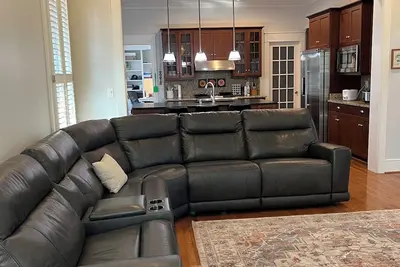 Image de 5-bedroom in Norton Commons with fitness room, hot tub, cold plunge, sauna