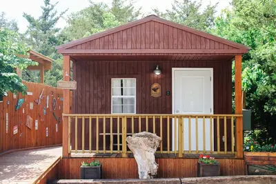 Image de New! #1 ~ Modern Hunting One Room Cabin ~ Wheelchair Accessible