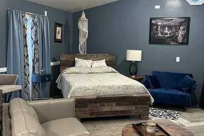 Image de Cozy cabin in Historic Idlewild with WiFi, Ac, & access to the snowmobile trail.