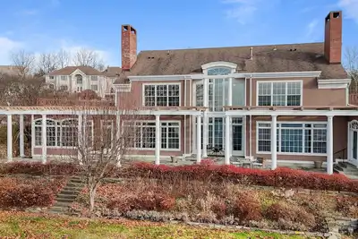 Image de Luxurious house near Cornell campus with lake views and incredible sunsets.