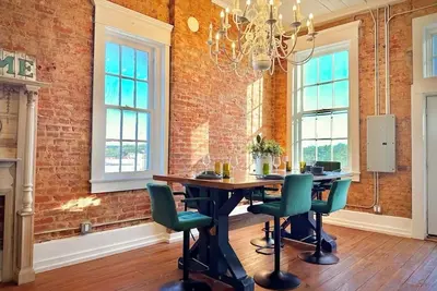 Image de Gorgeous 2-bedroom loft in Downtown Denison, washer/dryer, King bed, WiFi, patio