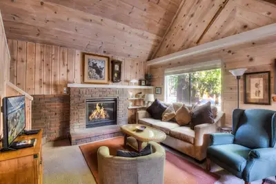 Image de Woodland Chalet | 2 mi from Beach Access!