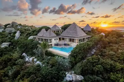 Image de Red Rock Villa is a luxury tranquil retreat on Virgin Gorda. Masterful design!
