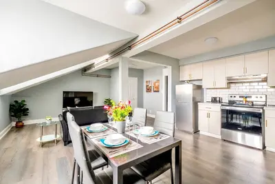 Image de Trendy, Newly Renovated Apartment in Downtown Hamilton!