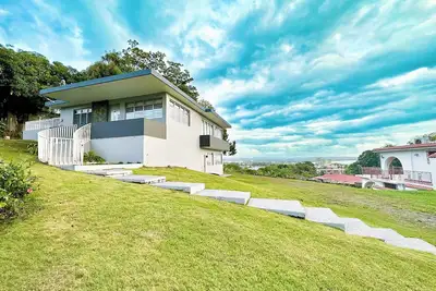 Image de EpicView Casita - King Bed & Queen Bed - Ac - High Speed WiFi - 65\" Smart Tv