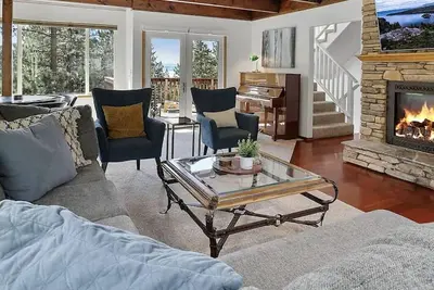 Hall Court Manor - Hot tub, Pet Friendly, Pool Table!