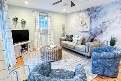 Image de New design, 7-minute Walk to Beach, Backyard, Deck