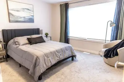 Image de Home away from home with Wifi, Netflix, Disney+ and lots of amenities!