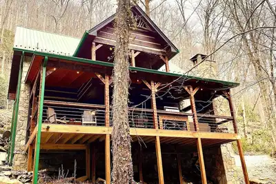 Image de Slippery Rock-Pet Friendly, Luxury Log Cabin Rental on Creek, Outdoor Tv over Fireplace, Hot Tub-Western Nc