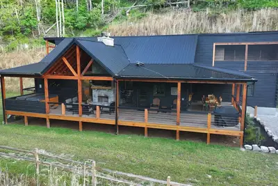 Image de All Decked Out-Pet Friendly, Luxury Log Cabin Rental, High Speed Internet, 4 Decks, Swinging Day Bed, Large Hot Tub-Nantahala Nc.