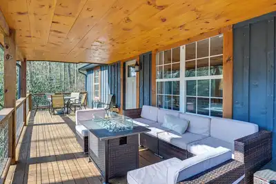 Image de Covered Deck & Fire Pits: Cabin in Cashiers