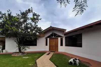 Image de \"RoseGarden\" your unforgettable refuge, 3-bedroom in Guayllabamba with WiFi