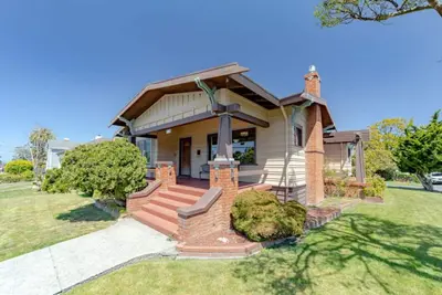Image de 3-bedroom Craftsman home with hot tub/sauna in the Heart of Arcata