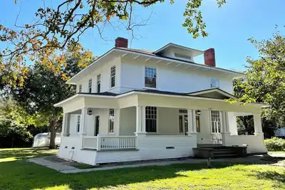 Image de The Writers House a fully restored 1912 Craftsman in Corsicana Carriage District