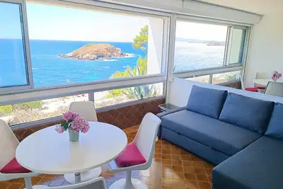 Image de Vue mer exceptionnelle, clim, parking, plages privées, piscines, tennis, marina.