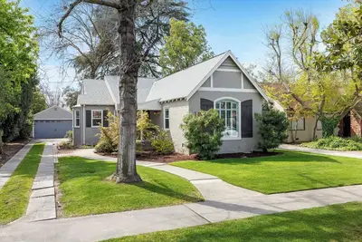 Image de Elegant Historic Fresno High Tudor