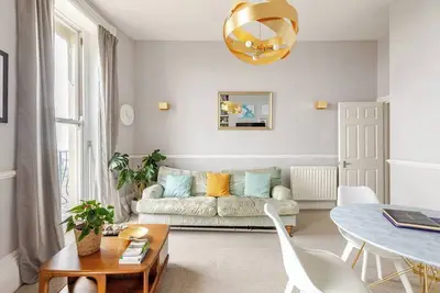 Image de Luxury seafront gem with sea views, balcony and free parking.