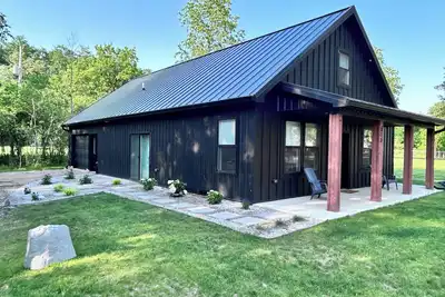 Image de Charming 3-bedroom cottage in wonderful Clarklake with lake access and fire pit.