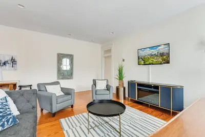 Image de Heart of the Fan: 2br/2ba Strawberry Street Stay