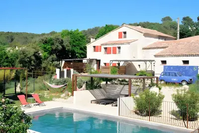 Image de Ferme 'Mas Boho - 16th Century Eclectic' avec vue montagne, piscine privée et Wi-Fi