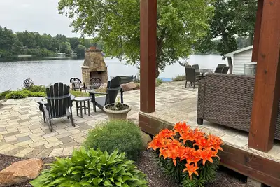 Image de Gorgeous waterfront 4-Br home with adorable Tiny House and pickleball court!