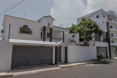 Image de Radiant Roomy 5 Br Home with pool and parking